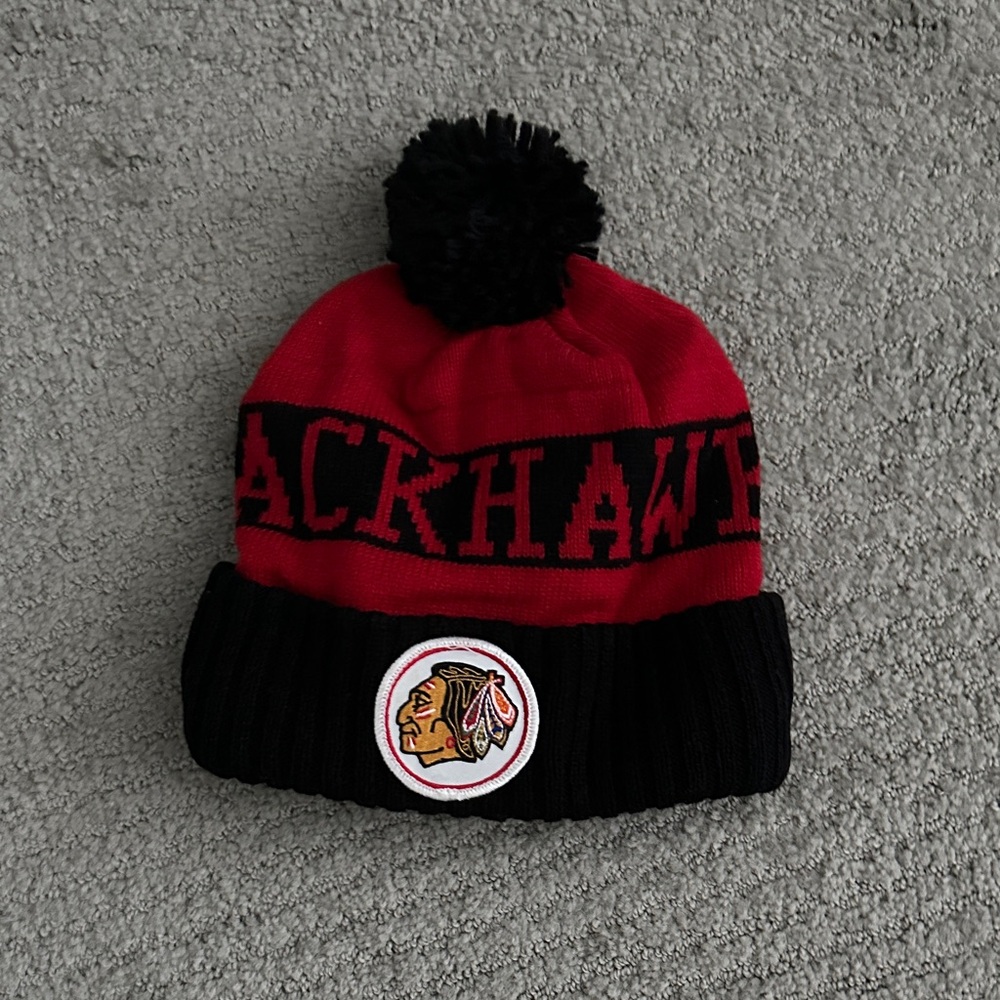 Mitchell & Ness NFL BlackHawks Red and Black Pom-Pom Beanie